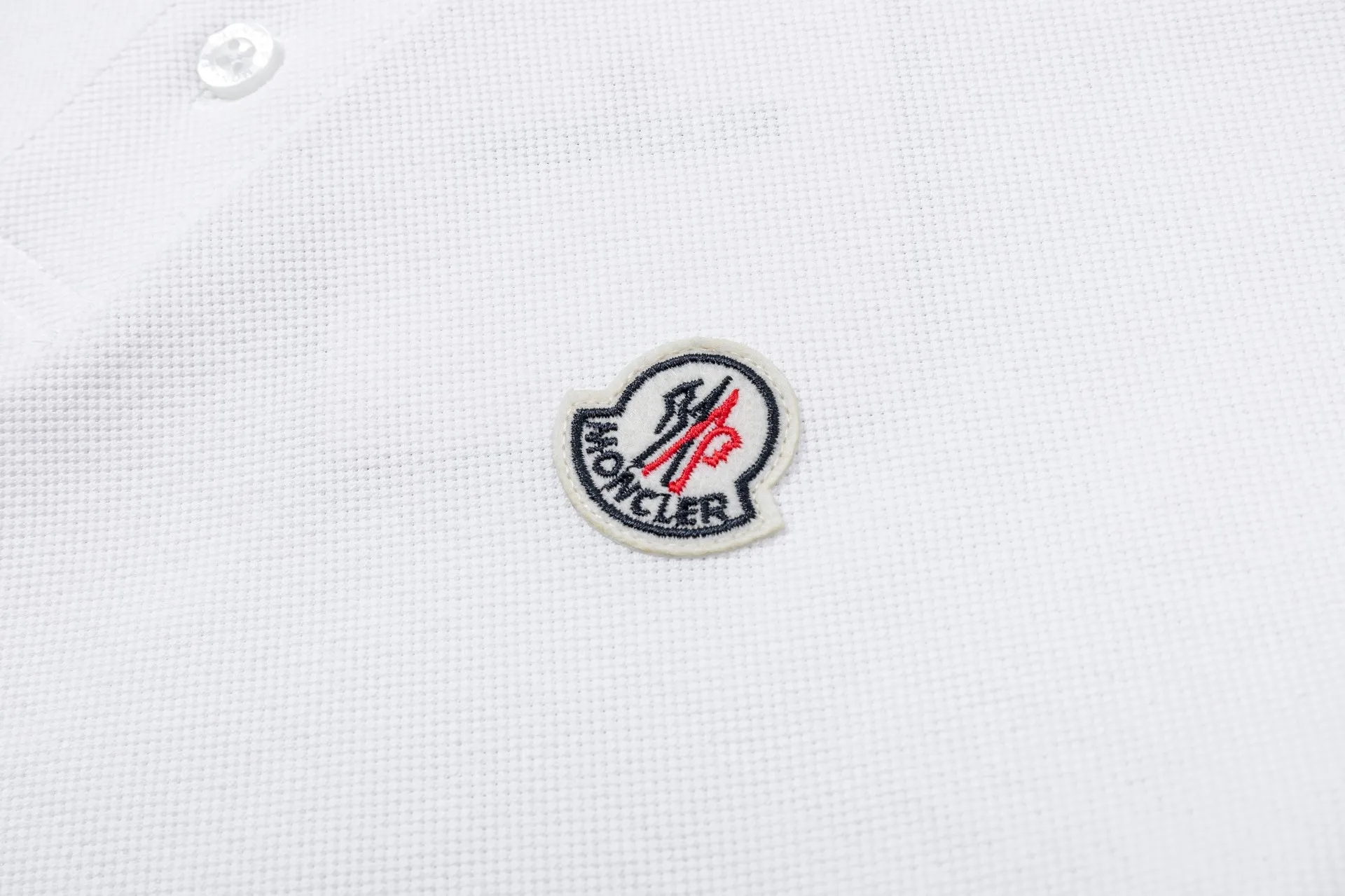 MONCLER POLO Polo ， 。Classic ， Moncler 。 ： Moncler 、 、 、 、 、 。 。 ：Black White Size：MLXLXXL